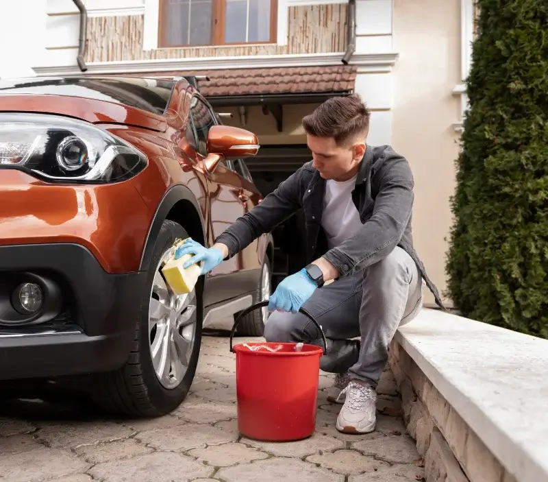 Lavage auto à domicile Gavaudun : professionnel intervenant sur un véhicule